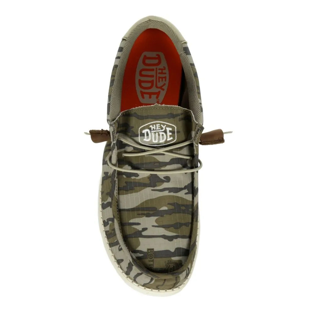 HEYDUDE  MENS WALLY MOSSY OAK SLIP ON SNEAKER