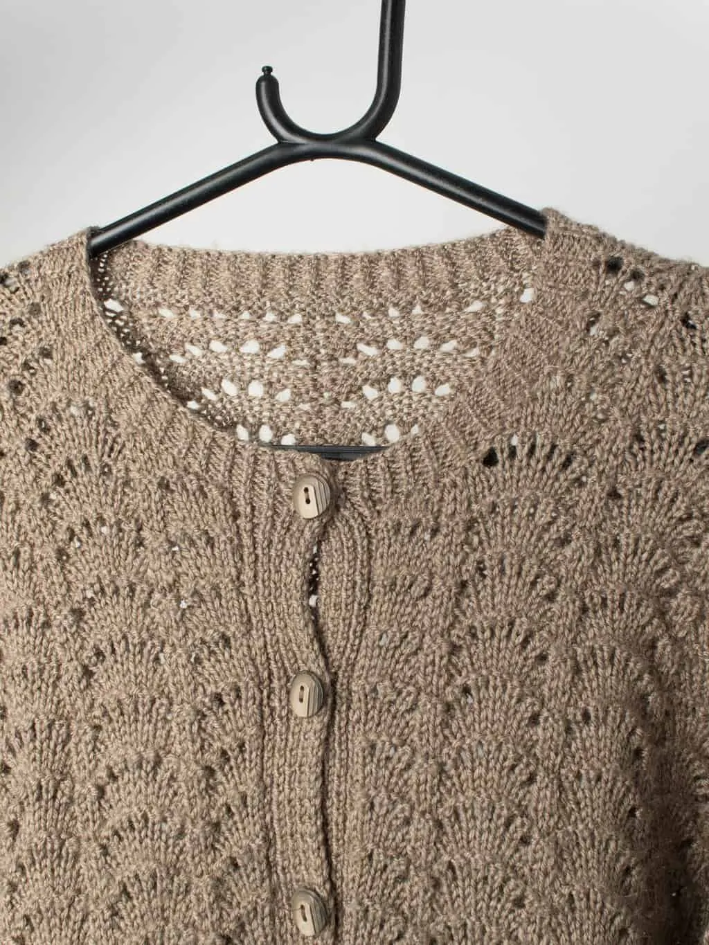 Vintage scallop knit cardigan in grey beige – Medium